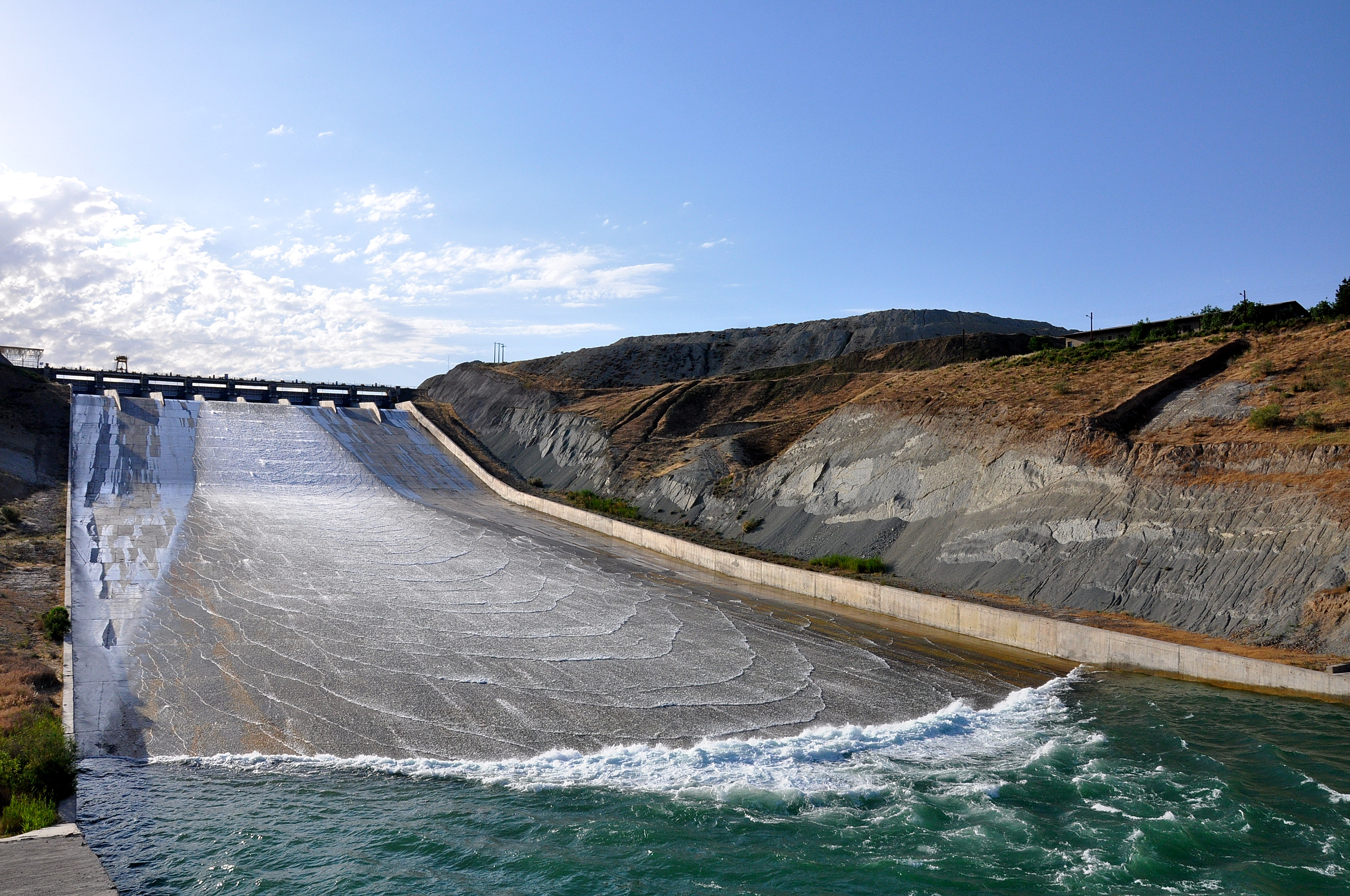 Doosti reservoir dam